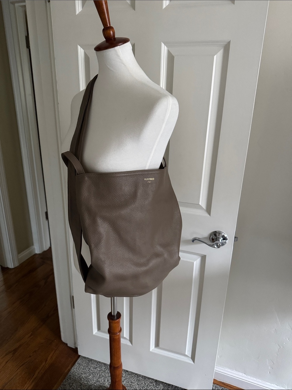 Italy Woman TAUPE Leather Tote/converts backpack Never Used - Picture 4 of 6
